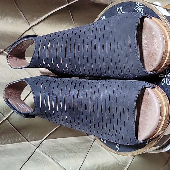 EUC- Dansko ‘Danae’ Nubuck Leather Platform Sandal - Picture 5 of 11